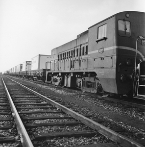 171694 Afbeelding van een containertrein getrokken door de diesel-electrische locomotief nr. 2267 (serie 2200/2300) van ...